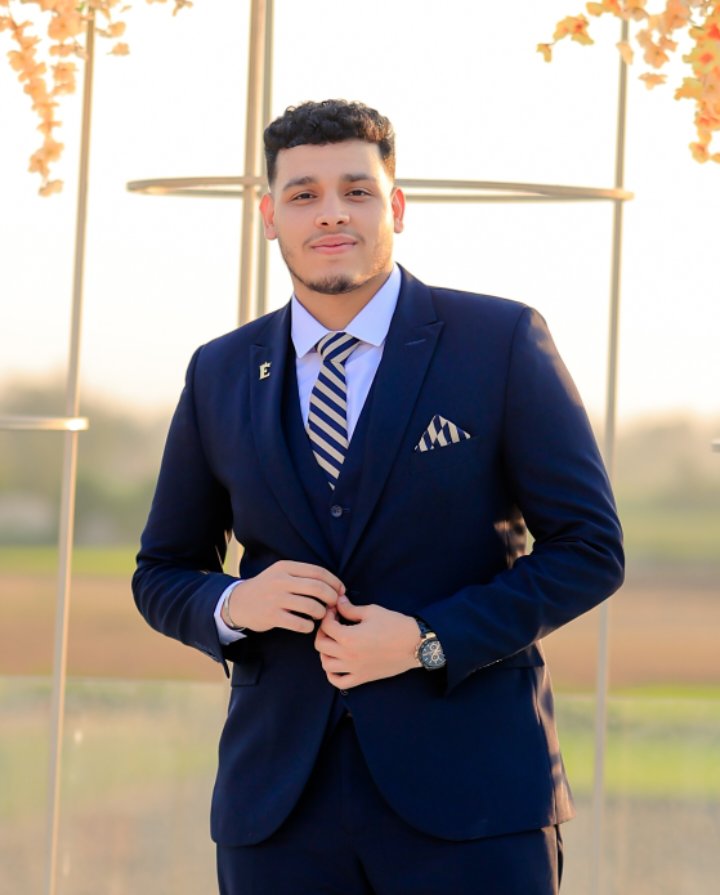 عمر مختار محمد… شاب يجمع بين دراسة نظم المعلومات والطموح نحو العمل الدولي